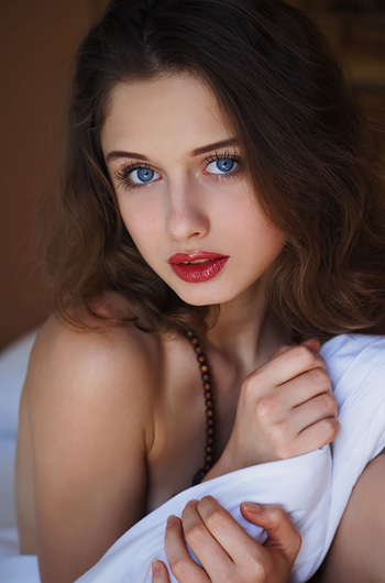 Erotic Girl Clarice Nude In Bed
